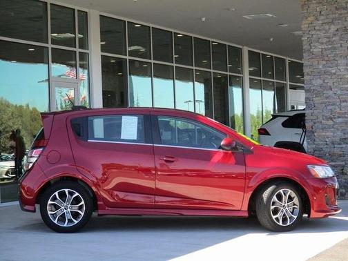 Photo 2 of 22 of 2018 Chevrolet Sonic LT