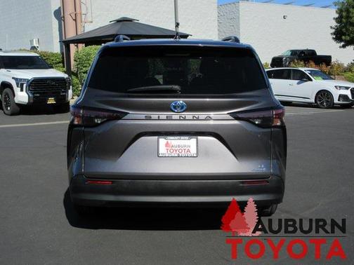 2024 Toyota Sienna LE