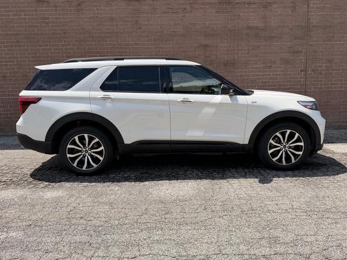STAR WHITE MET TRI-COAT 2023 Ford Explorer ST-Line