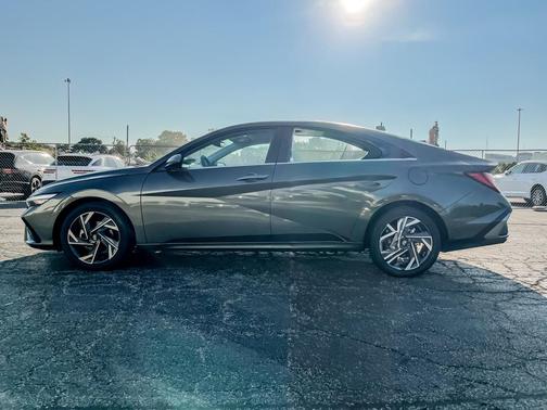 2025 Hyundai ELANTRA Limited
