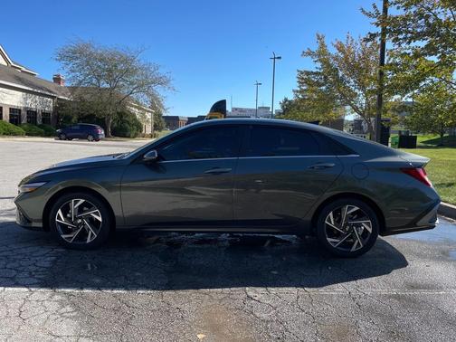 2025 Hyundai ELANTRA Limited