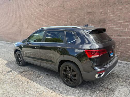 Deep Black Pearl 2023 Volkswagen Taos 1.5T SE