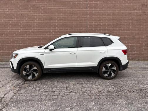Pure White 2024 Volkswagen Taos 1.5T SE
