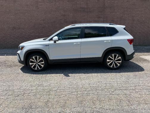 White 2023 Volkswagen Taos 1.5T SE