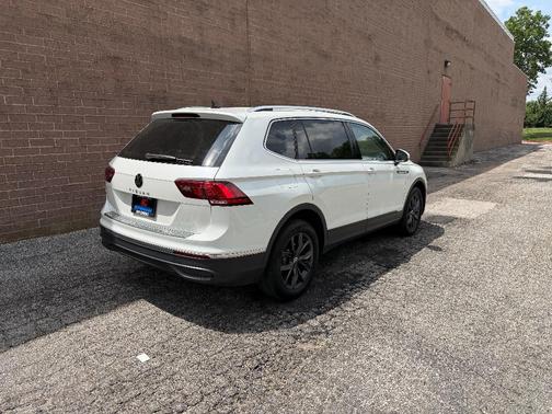 Opal White Pearl 2023 Volkswagen Tiguan 2.0T SE
