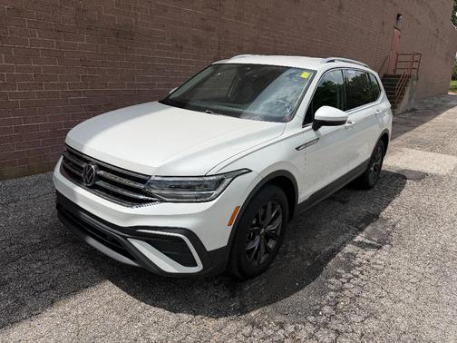 Opal White Pearl 2023 Volkswagen Tiguan 2.0T SE