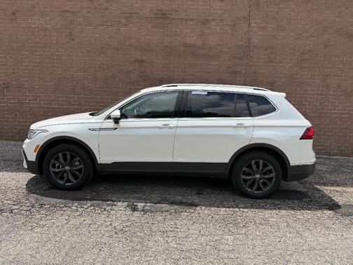 Opal White Pearl 2023 Volkswagen Tiguan 2.0T SE