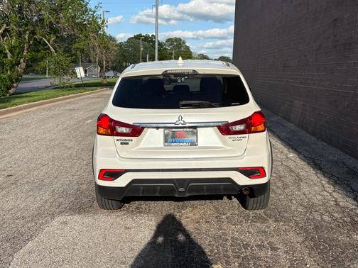 Diamond White Pearl 2018 Mitsubishi Outlander Sport 2.0 LE