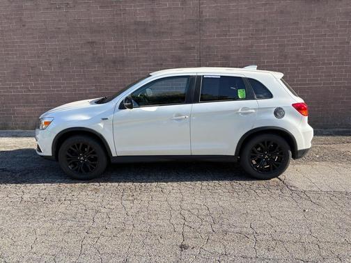 Diamond White Pearl 2018 Mitsubishi Outlander Sport 2.0 LE