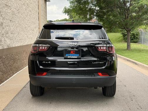 Diamond Black Crystal Pearlcoat 2025 Jeep Compass Limited
