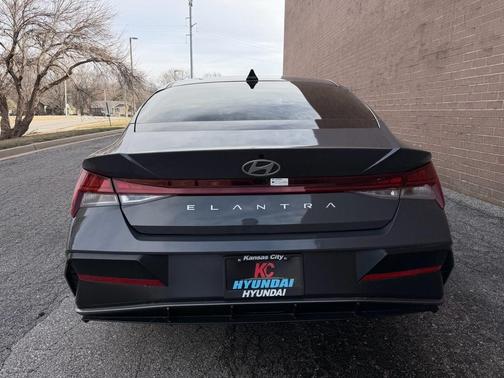 2025 Hyundai ELANTRA SEL