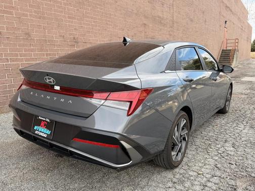 2025 Hyundai ELANTRA SEL