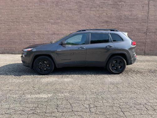 Black 2016 Jeep Cherokee Altitude