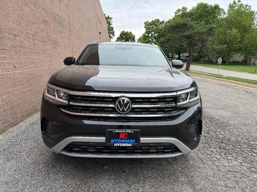 Deep Black Pearl 2022 Volkswagen Atlas Cross Sport 2.0T SE
