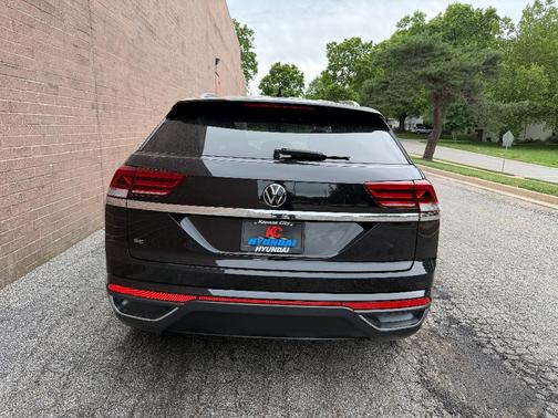 Deep Black Pearl 2022 Volkswagen Atlas Cross Sport 2.0T SE