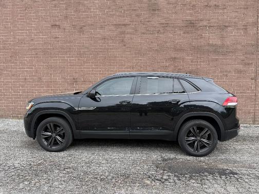Deep Black Pearl 2022 Volkswagen Atlas Cross Sport 2.0T SE