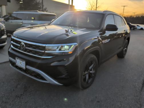 Deep Black Pearl 2022 Volkswagen Atlas Cross Sport 2.0T SE