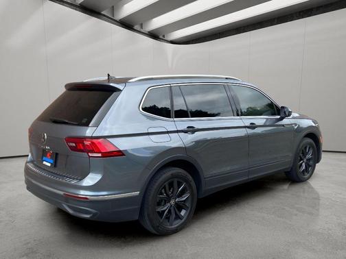 Platinum Gray Metallic 2024 Volkswagen Tiguan 2.0T SE