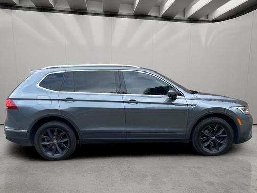 Platinum Gray Metallic 2024 Volkswagen Tiguan 2.0T SE