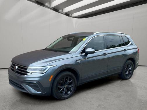 Platinum Gray Metallic 2024 Volkswagen Tiguan 2.0T SE