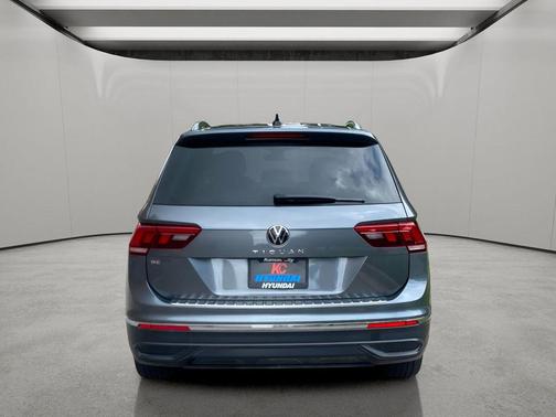 Platinum Gray Metallic 2024 Volkswagen Tiguan 2.0T SE