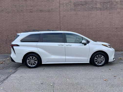 2023 Toyota Sienna XLE