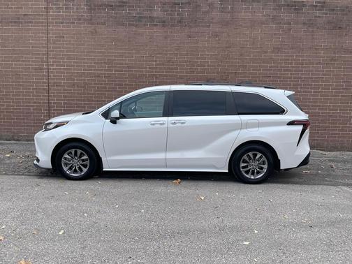 2023 Toyota Sienna XLE