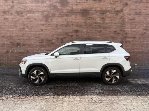 Pure White 2025 Volkswagen Taos 1.5T SE