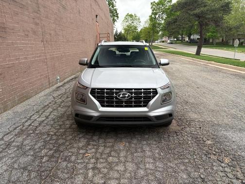 Shimmering Silver 2025 Hyundai VENUE SEL