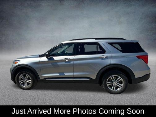 ICONIC SILVER METALLIC 2024 Ford Explorer XLT