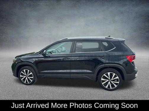 Deep Black Pearl 2022 Volkswagen Taos 1.5T SE
