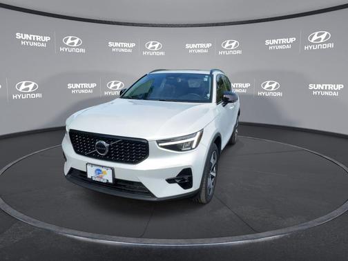 2023 Volvo XC40 B5 Plus Dark Theme
