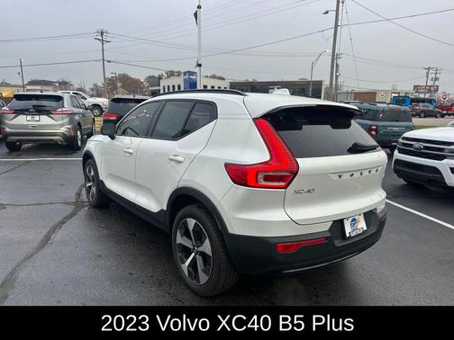 2023 Volvo XC40 B5 Plus Dark Theme