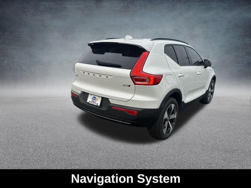 2023 Volvo XC40 B5 Plus Dark Theme