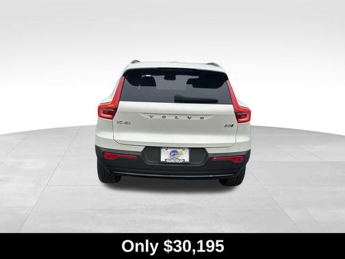 2023 Volvo XC40 B5 Plus Dark Theme