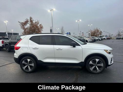 2023 Volvo XC40 B5 Plus Dark Theme