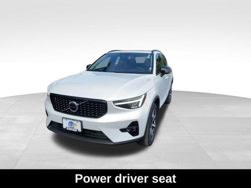 2023 Volvo XC40 B5 Plus Dark Theme