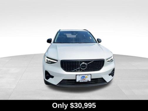 2023 Volvo XC40 B5 Plus Dark Theme