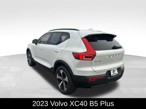2023 Volvo XC40 B5 Plus Dark Theme