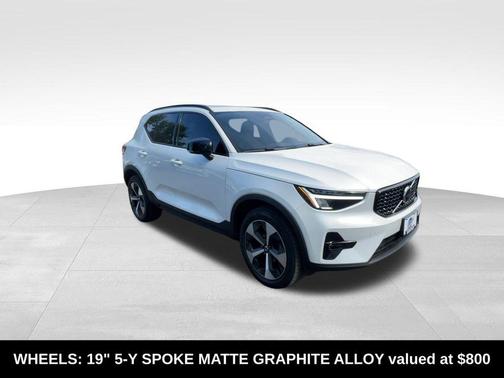 2023 Volvo XC40 B5 Plus Dark Theme