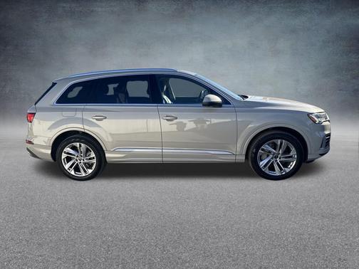 2023 Audi Q7 45 Premium Plus