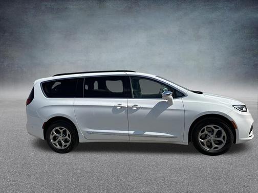 Bright White Clearcoat 2022 Chrysler Pacifica Limited