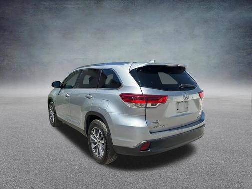Celestial Silver Metallic 2019 Toyota Highlander XLE