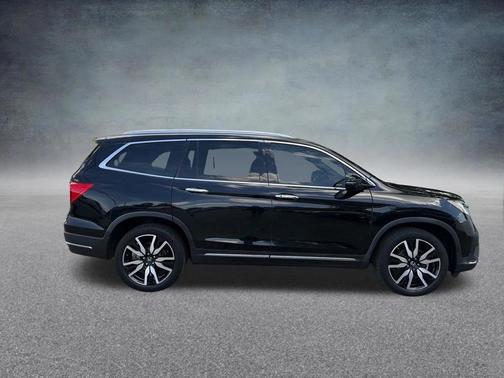 Crystal Black Pearl 2019 Honda Pilot Touring 8-Passenger