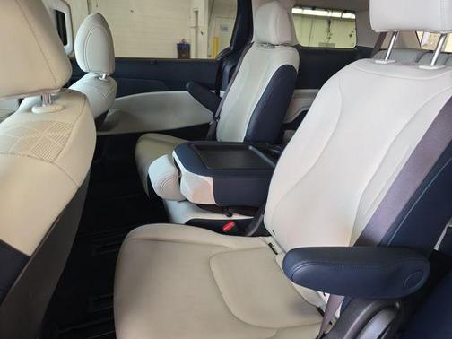 2025 Kia Carnival SX