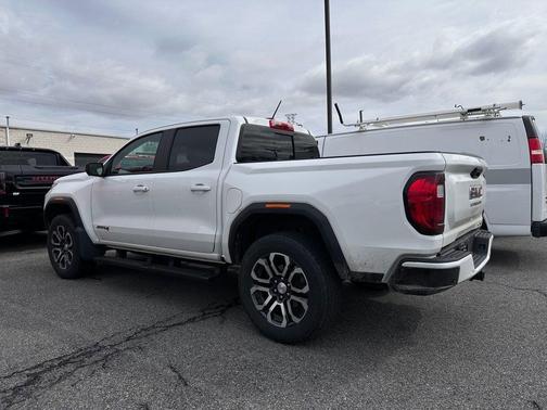 White 2024 GMC Canyon AT4