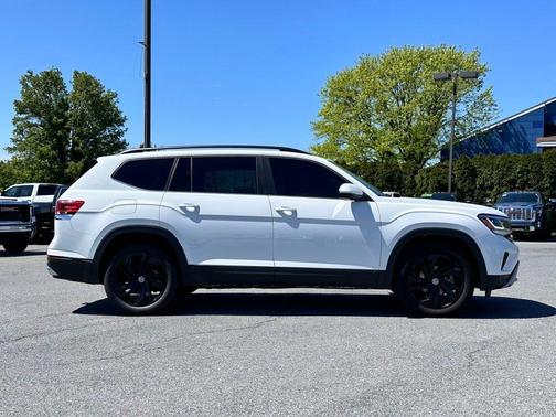 Pure White 2022 Volkswagen Atlas 3.6L SE w/Technology