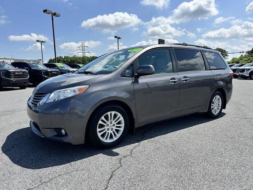 2017 Toyota Sienna XLE
