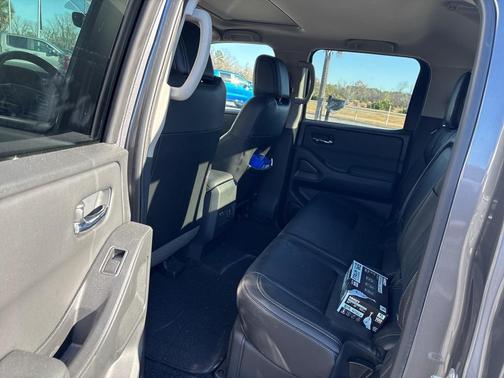 2024 Nissan Frontier SL