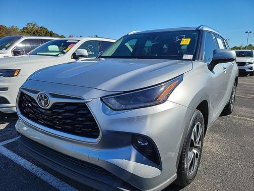 Celestial Silver Metallic 2021 Toyota Highlander XLE